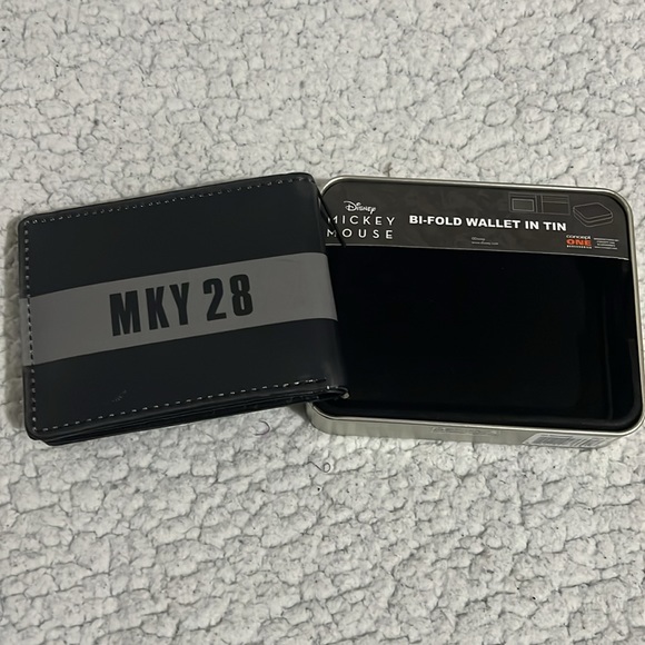 New in box Disney Mickey Mouse Bi- Fold Wallet in Tin - Picture 5 of 7